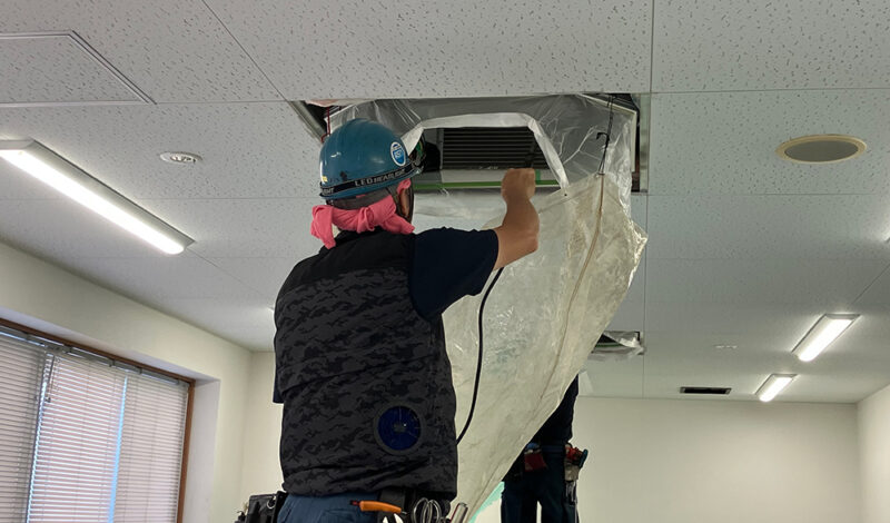 自動車部品加工工場様に長年の蓄積で溜まった空調機まわりの汚れを洗浄しました。のアイキャッチ