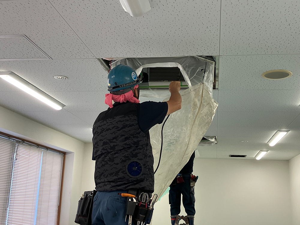 自動車部品加工工場様に長年の蓄積で溜まった空調機まわりの汚れを洗浄しました。