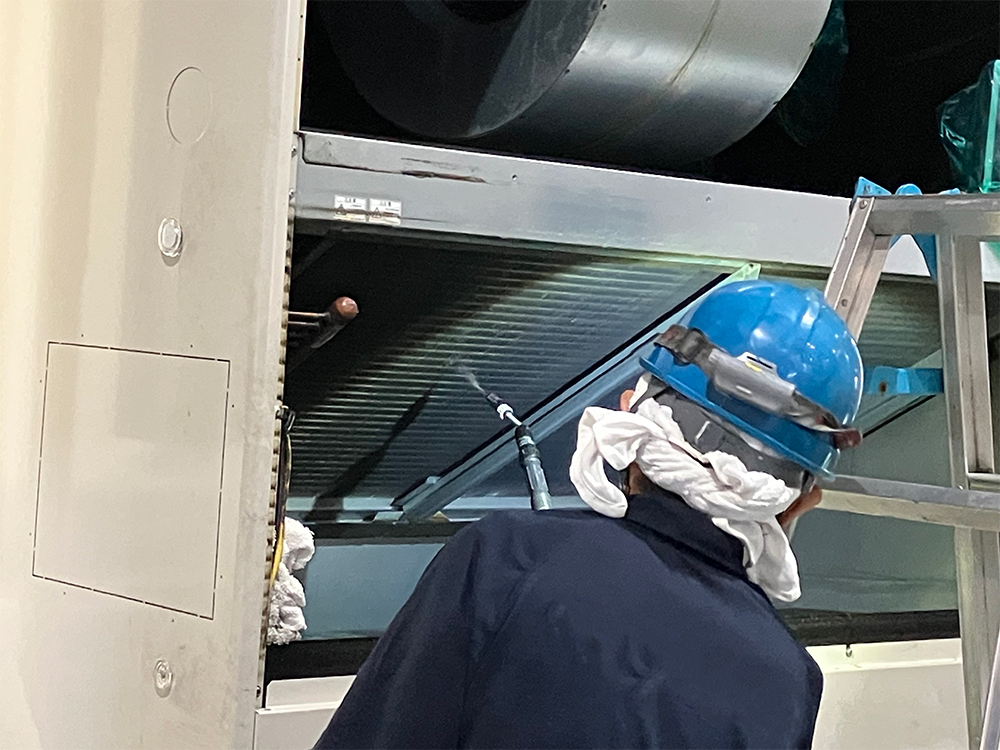 空調機（床置きタイプ）洗浄の様子