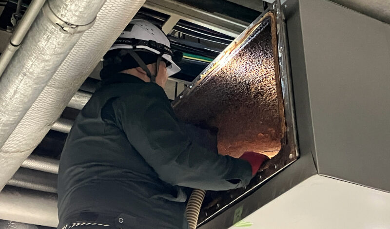 学校法人様に大学構内の煙道ダクト・ドレン管清掃を行いました。のアイキャッチ