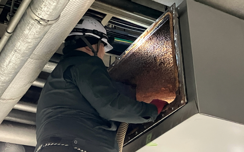 学校法人様に大学構内の煙道ダクト・ドレン管清掃を行いました。