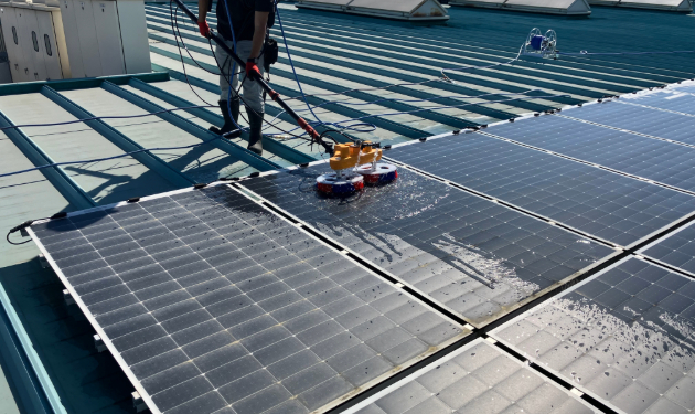 パネル清掃の様子